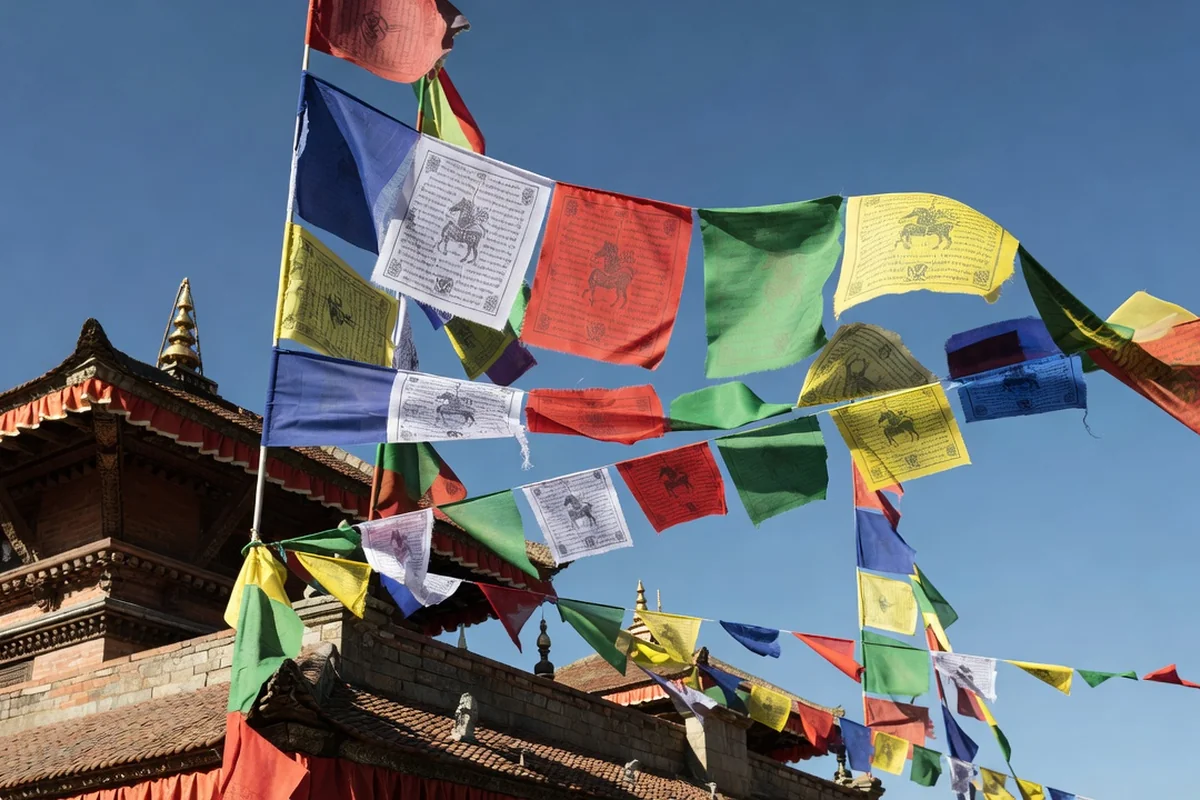 Drapeaux de prière tibétains flottant au-dessus d'un temple de Kathmandu